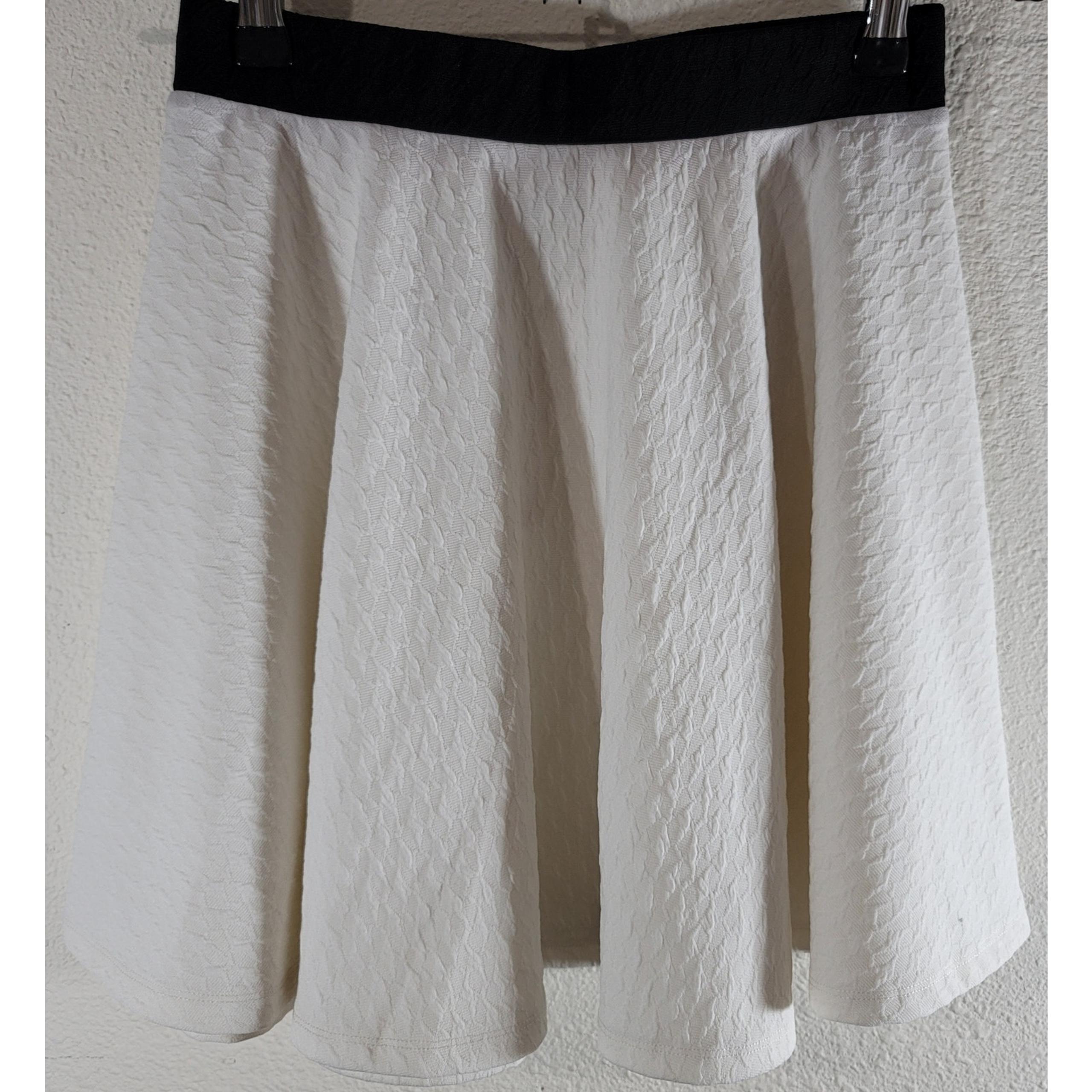 Olsenboye Cream With Black Waistband A-Line Mini Skirt Medium Lightweight Flowy