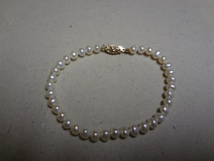 14K YELLOW GOLD CLASP FRESHWATER PEARL 8 BRACELET 6.6 GRAMS