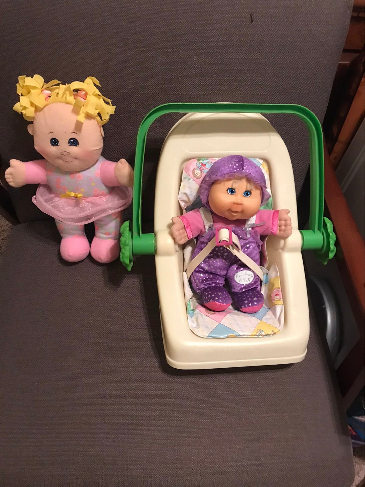 Vintage Cabbage Patch dolls & carrier