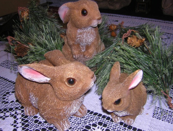 Brown Bunny Family of 3 - Adorable Resin Figurines for Garden Decor, Easter Gift