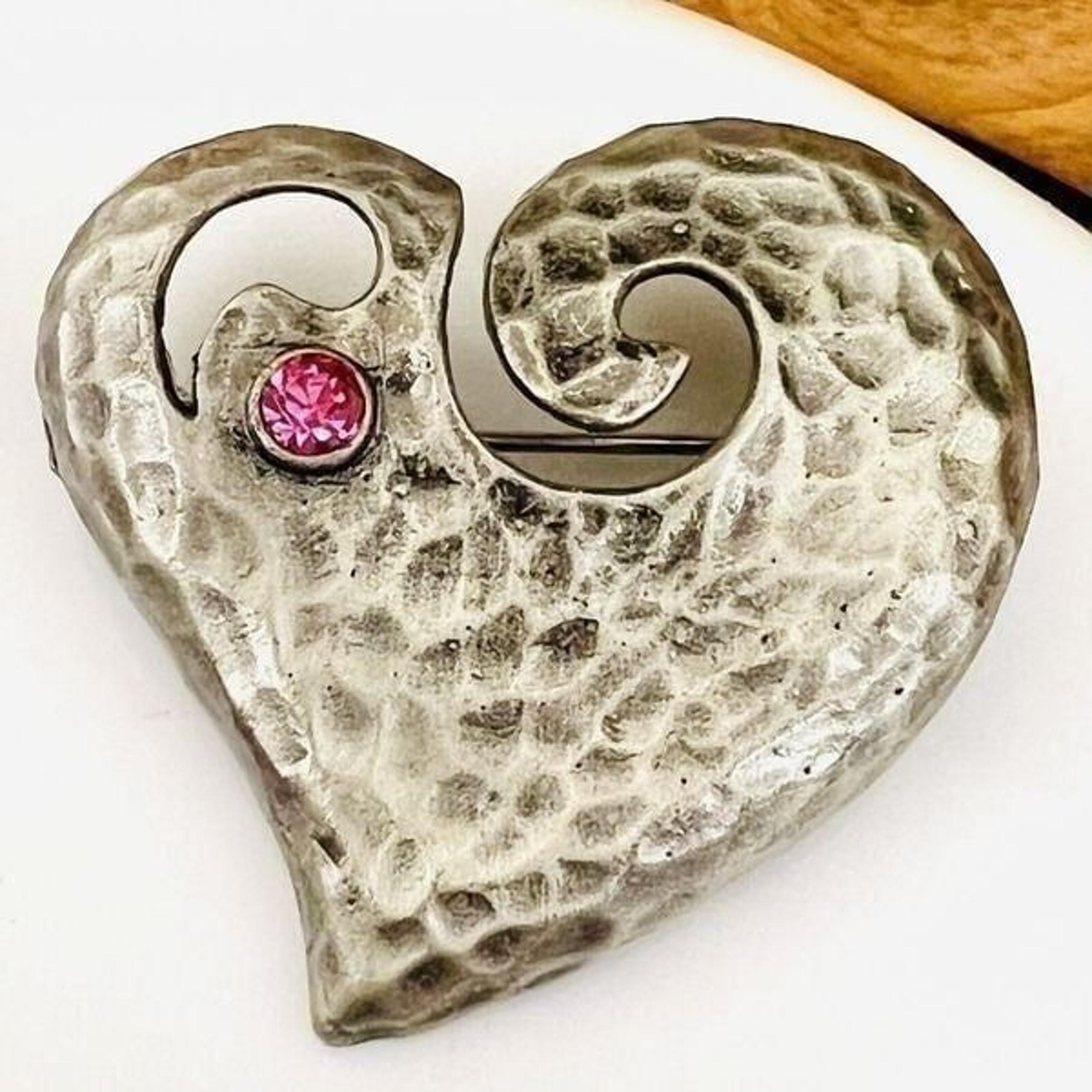 Vintage Art Heart DD Dominick Avellino Hammered Silver Pink Stone Brooch 4098