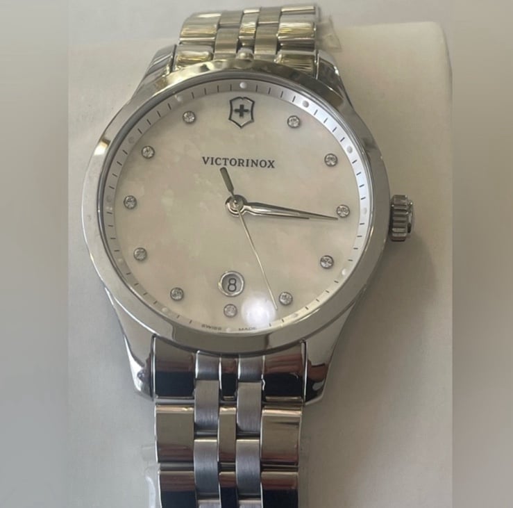VICTORINOX Alliance 241830 NWT Stunning Womans OR Men’s classy watch
