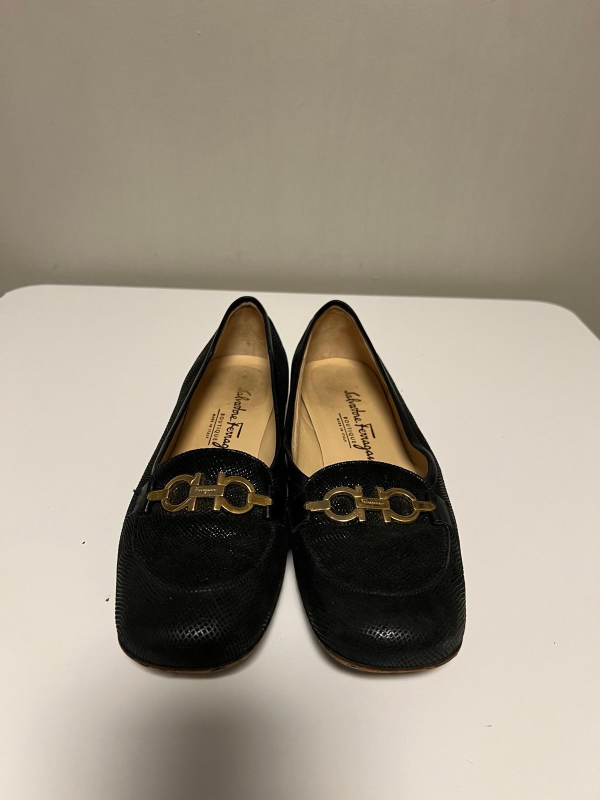 SALVATORE FERRAGAMO Women Retro Glam Core Black Leather Monogram Loafers US 8 B