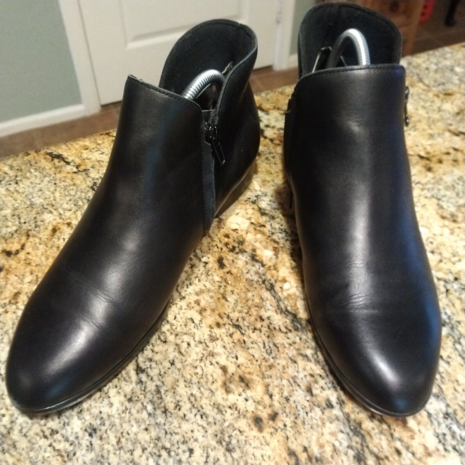 Munro Women's Averee Zip Ankle Black Soft Leather Boots, Size 10.5 M EUC