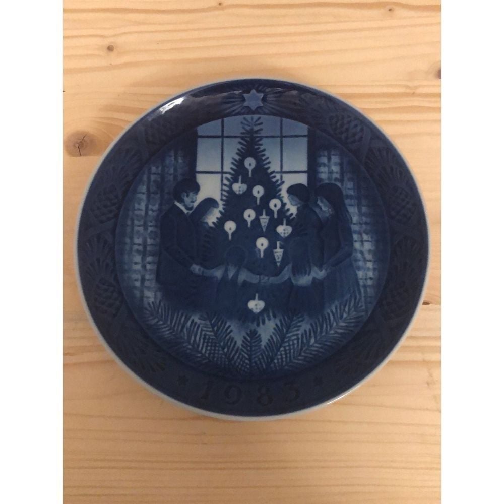 Royal Copenhagen, Christmas plate, 1983 Glade Jul EUC