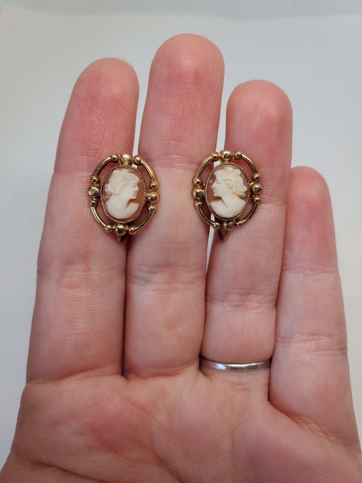 Vintage 12k Gold Filled Shell Cameo Screwback Earrings