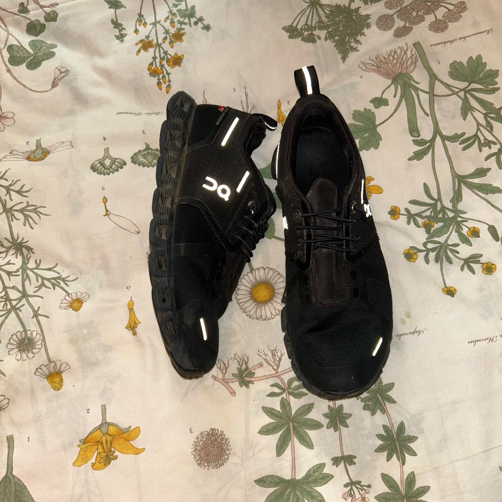 On cloud waterproof shoes