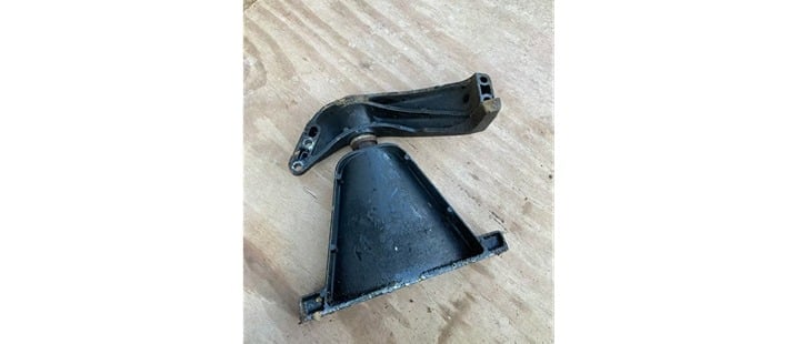 Mercruiser 120hp 140hp 165hp 3.0L 2.5L 4.1 Front Engine Mount 32778 Stud Bracket
