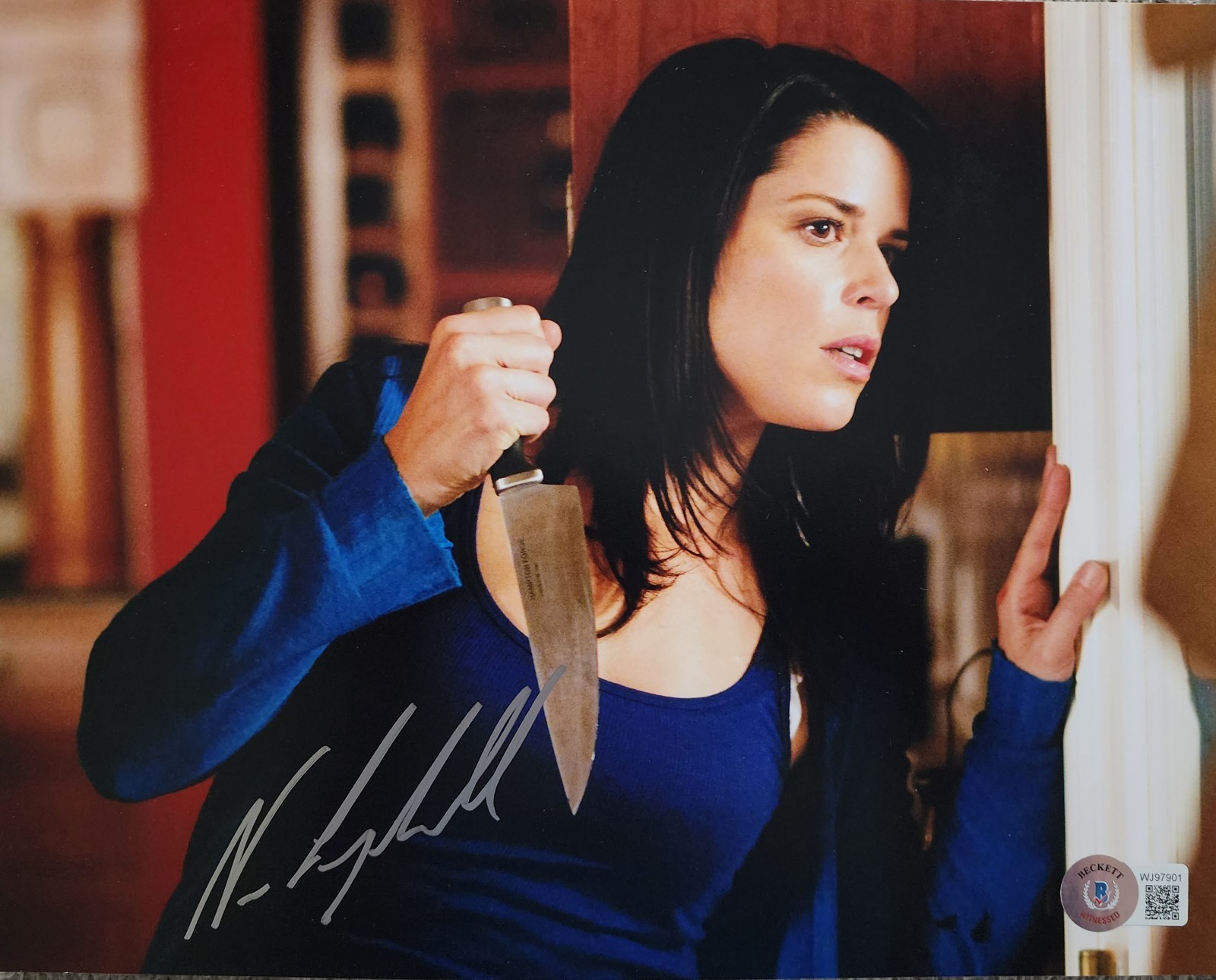 Neve Campbell Scream signed photo. (Beckett)