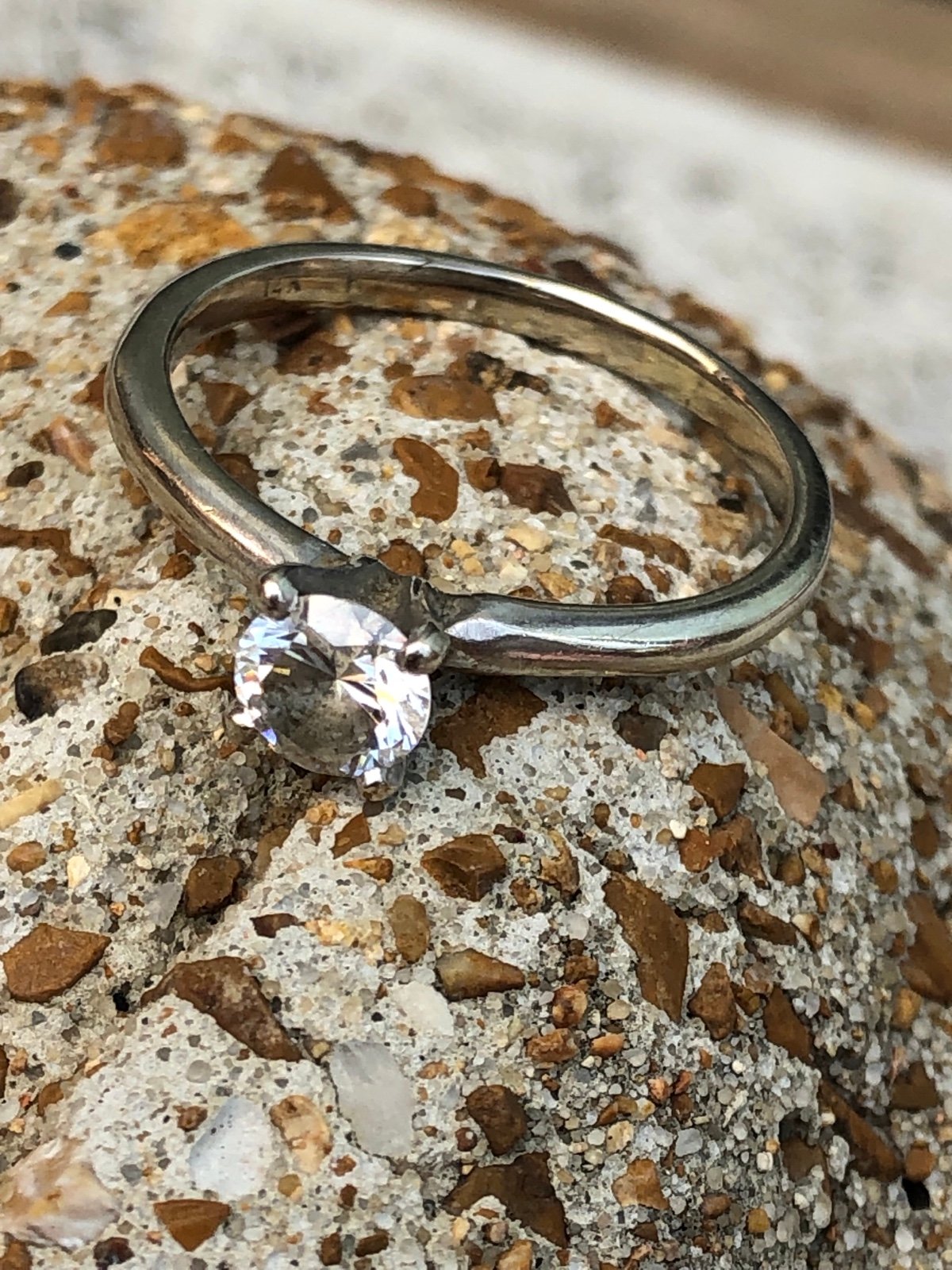 14 kt gold white stone ring 2.6 grams