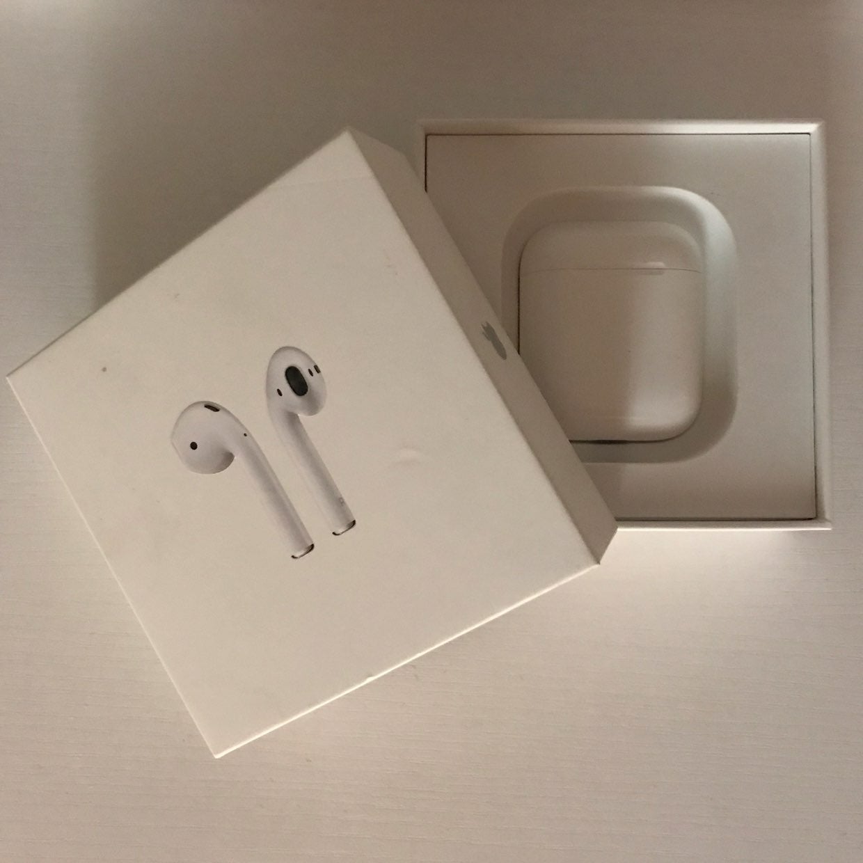 AirPods w Charging Case