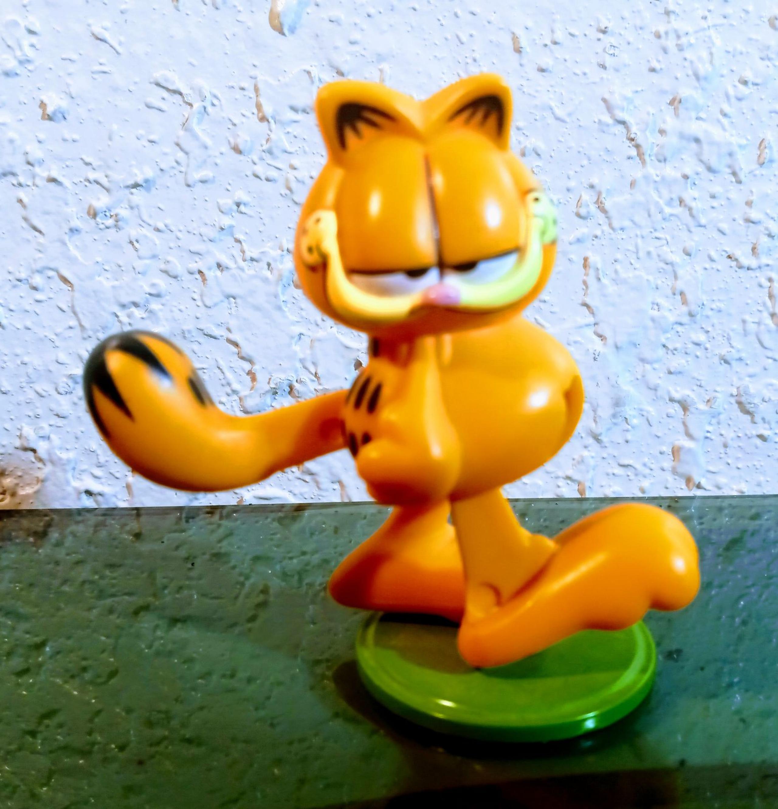 Paws kicking Garfield figure