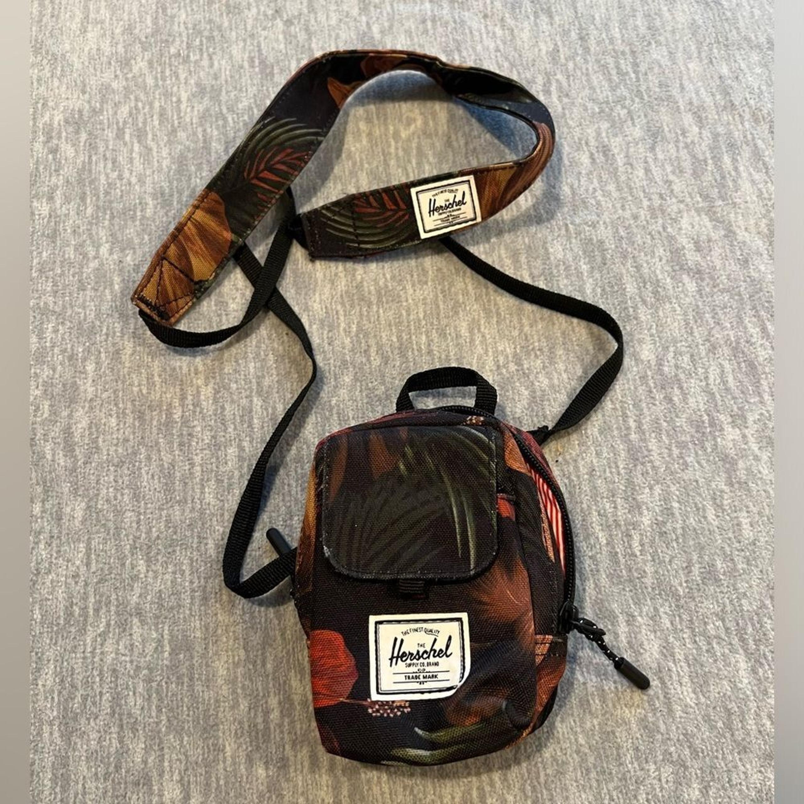 Herschel Supply Co. crossbody belt bag small bag tropical hibiscus print hiking