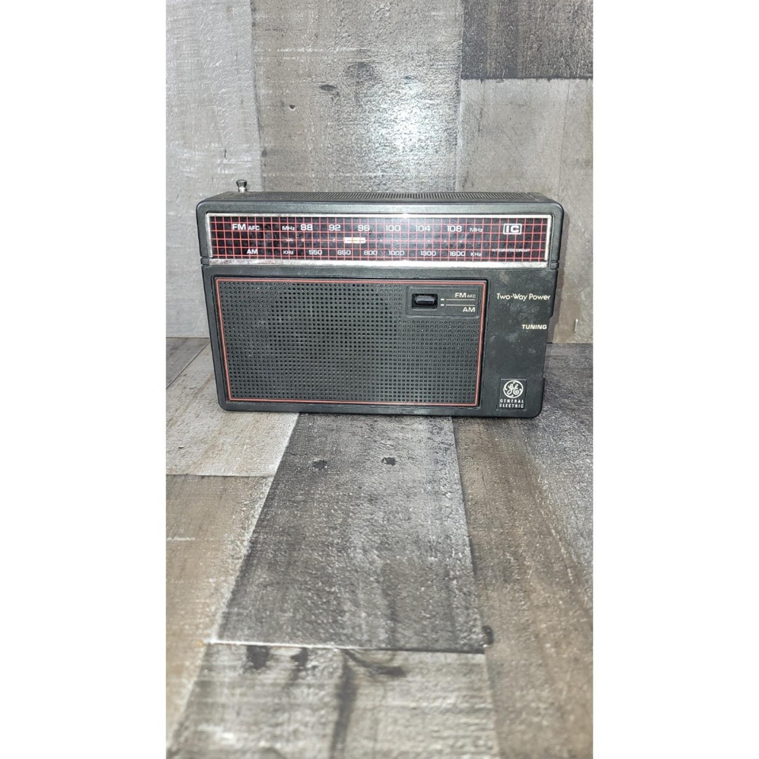 Vintage GE AM/FM Radio Model 7-26600 Portable General Electric Two-Way Power