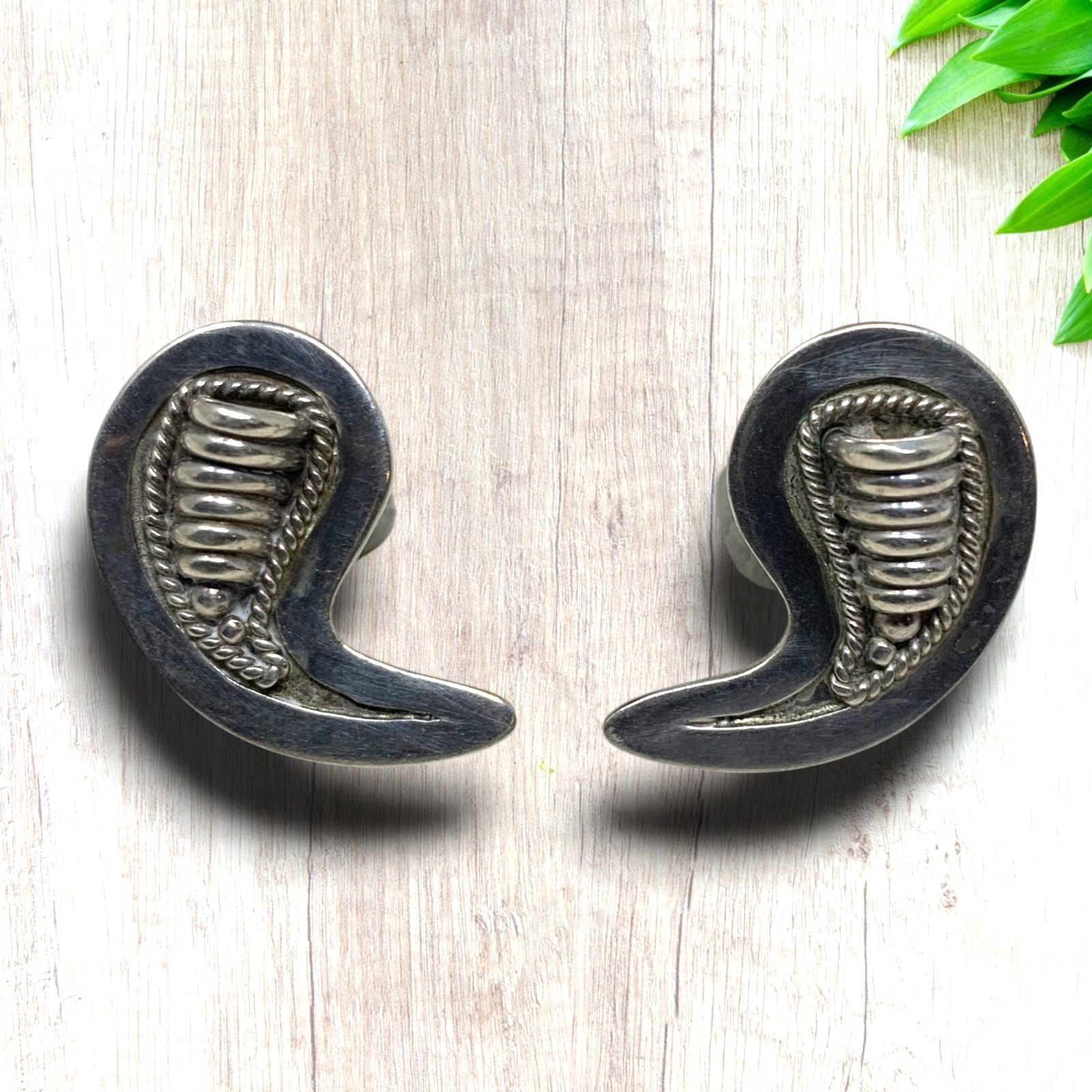 Vintage 1980's Southwestern Sterling Silver 925 Paisley Shape Earrings Screwback