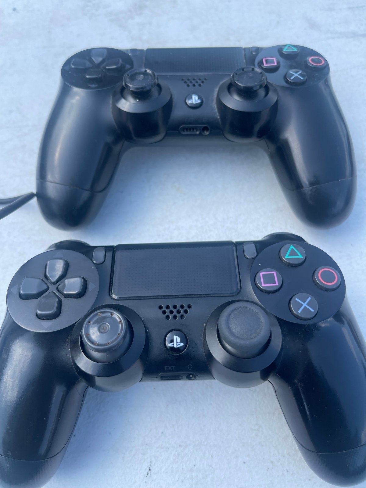 (2) ORIGINAL WORKING PS4 CONTROLLERS & ONE CHARGER CORD NO BLOCK(AS PICTURED)