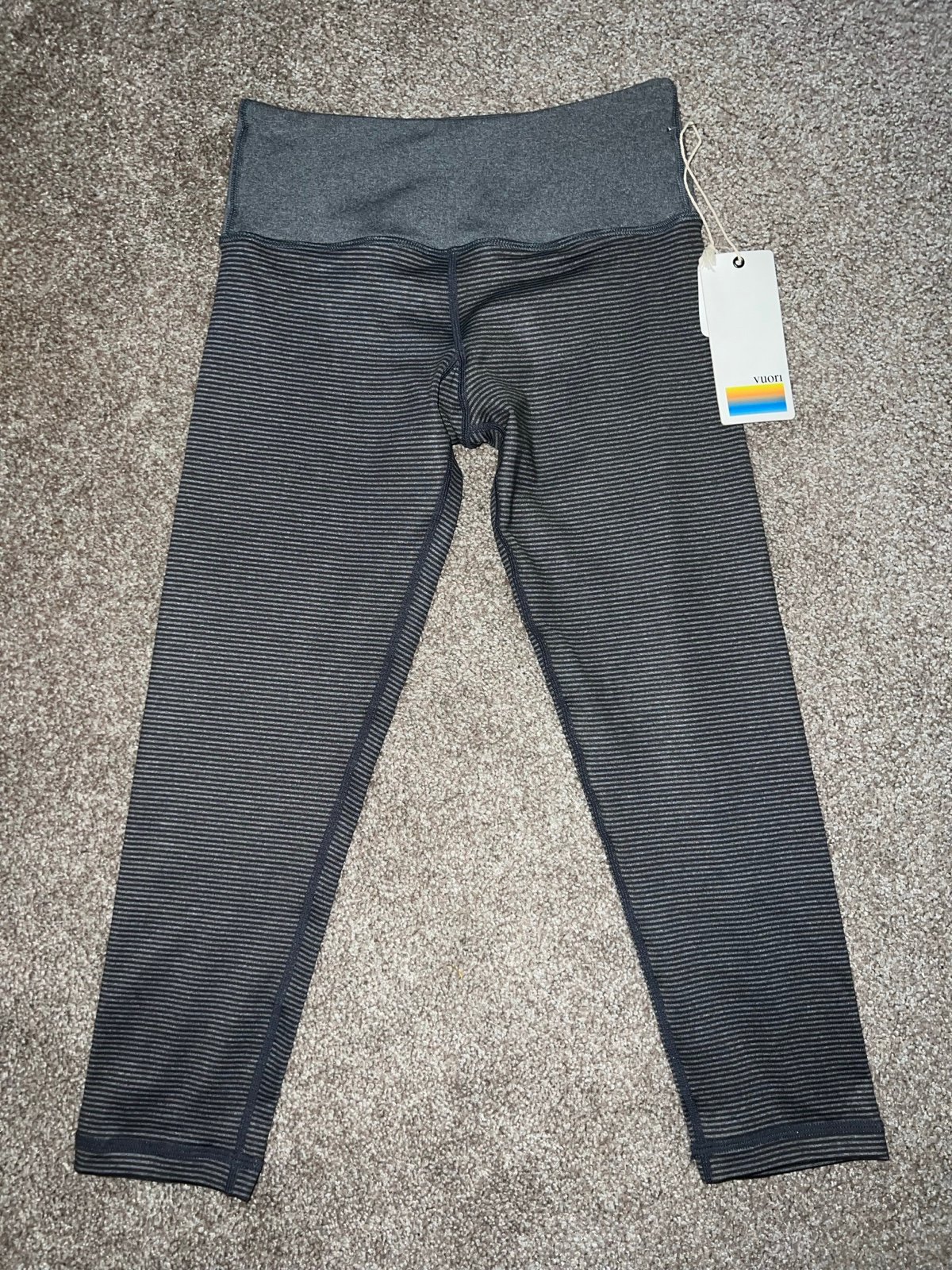 NWT Vuori Charcoal Gray Stripe Cropped Daily Leggings Capris XS Original