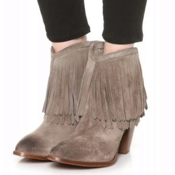 Frye Ilana Grey Suede Burnished Toe Fringe Western Boho Cowgirl Ankle Boots 9