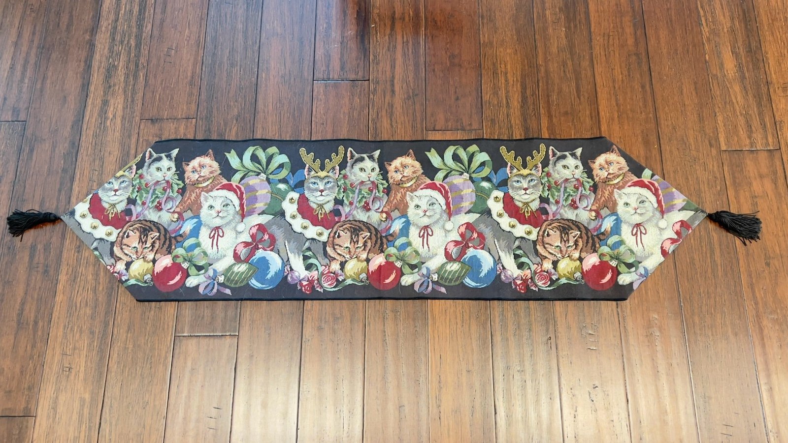 VINTAGE CATS & KITTENS CHRISTMAS TAPESTRY TABLE RUNNER WITH TASSELS