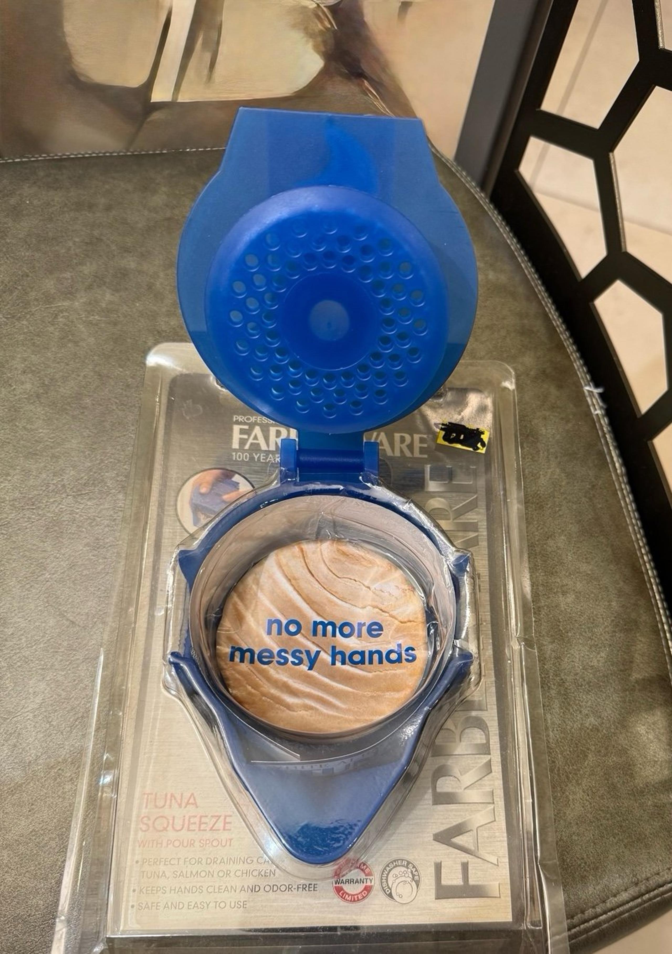 NIB FARBERWARE TUNA SQUEEZE WITH SPOUT no more messy smelly hands!