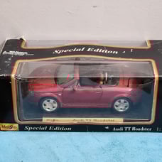 Maisto Audi TT Roadster 1:18 Scale Diecast Model Car MODEL Dark Red Convertible