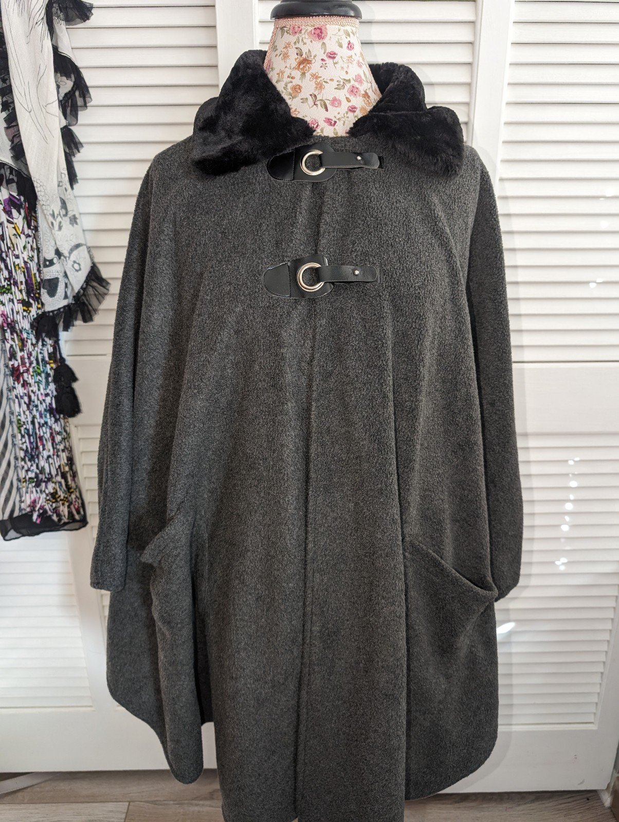 Vintage Le Moda cape