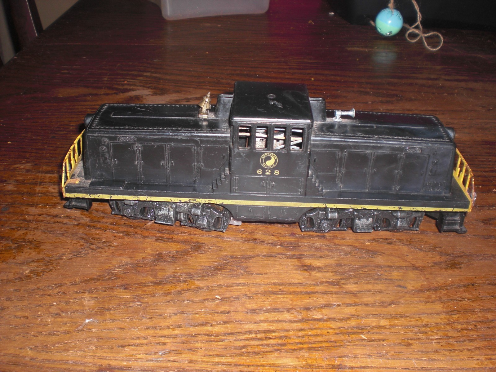 POSTWAR LIONEL 628 NORTHERN PACIFIC 44 TON DIESEL SWITCHER