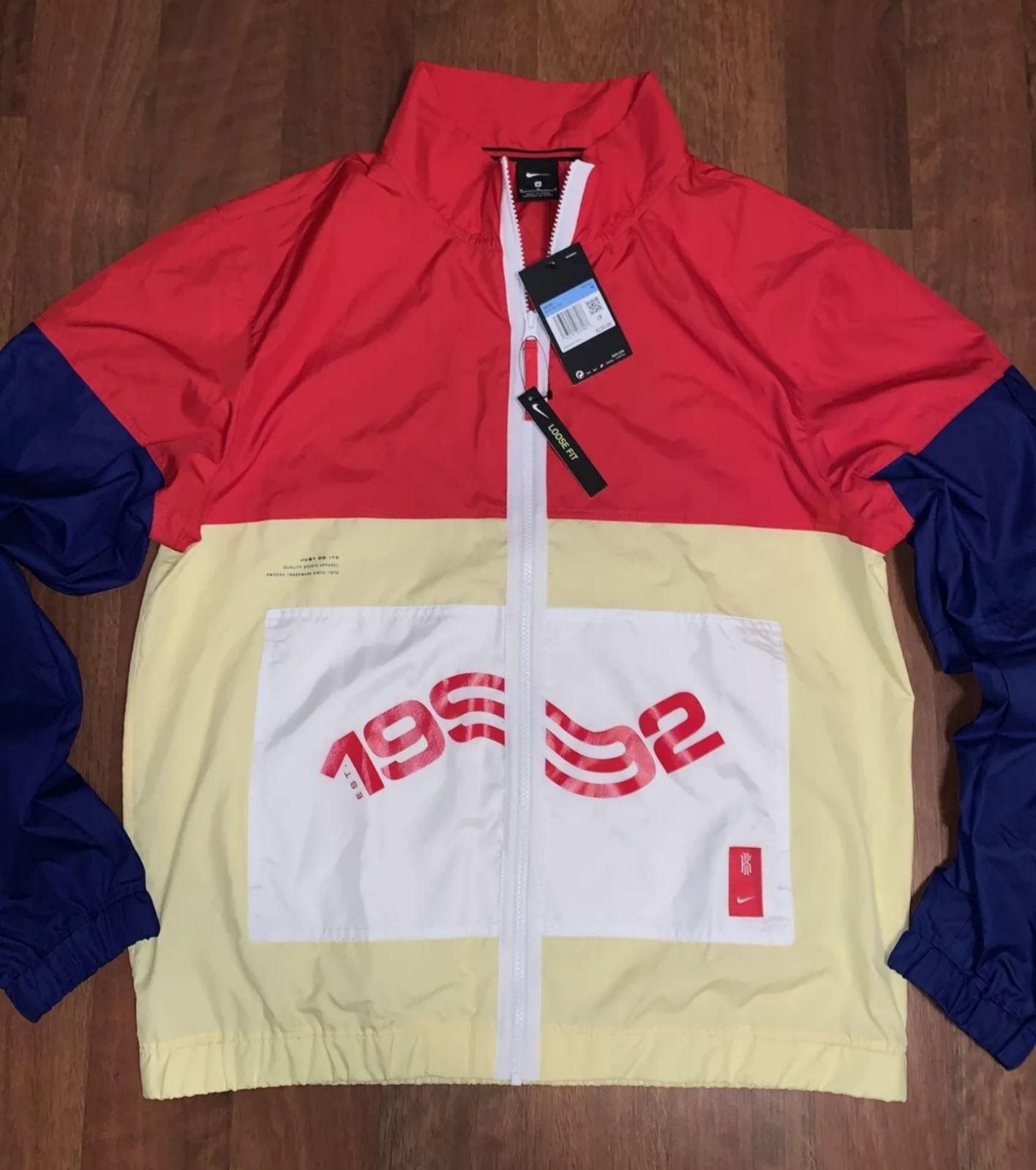 NWT - Nike Kyrie Lightweight Windbreaker Basketball Jacket Medium BV9295 455