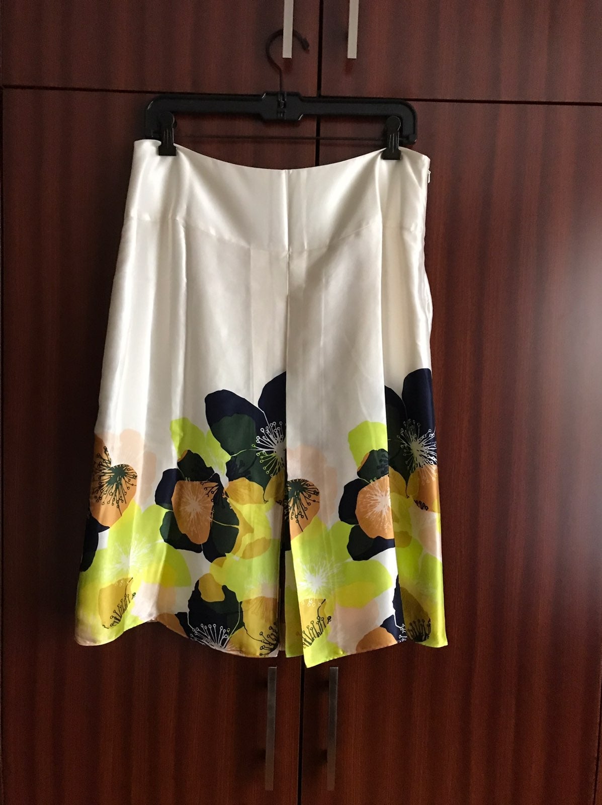 NWOT Skirt Shiny Satin/Silk .s M Europe