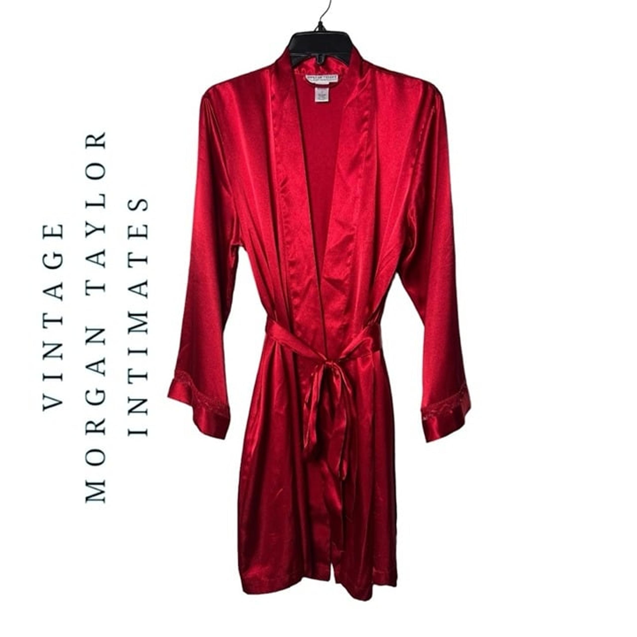1689. VINTAGE MORGAN TAYLOR INTIMATES SATIN SILKY ROBE RED IN COLOR SIZE LARGE