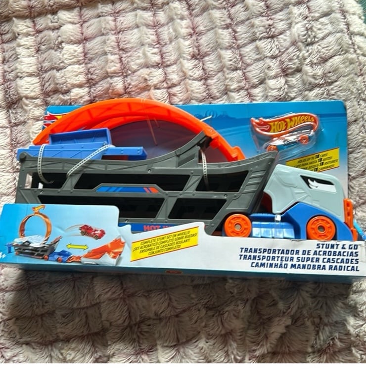 Hot Wheels: Stunt and Go Track Set Mobile Playset