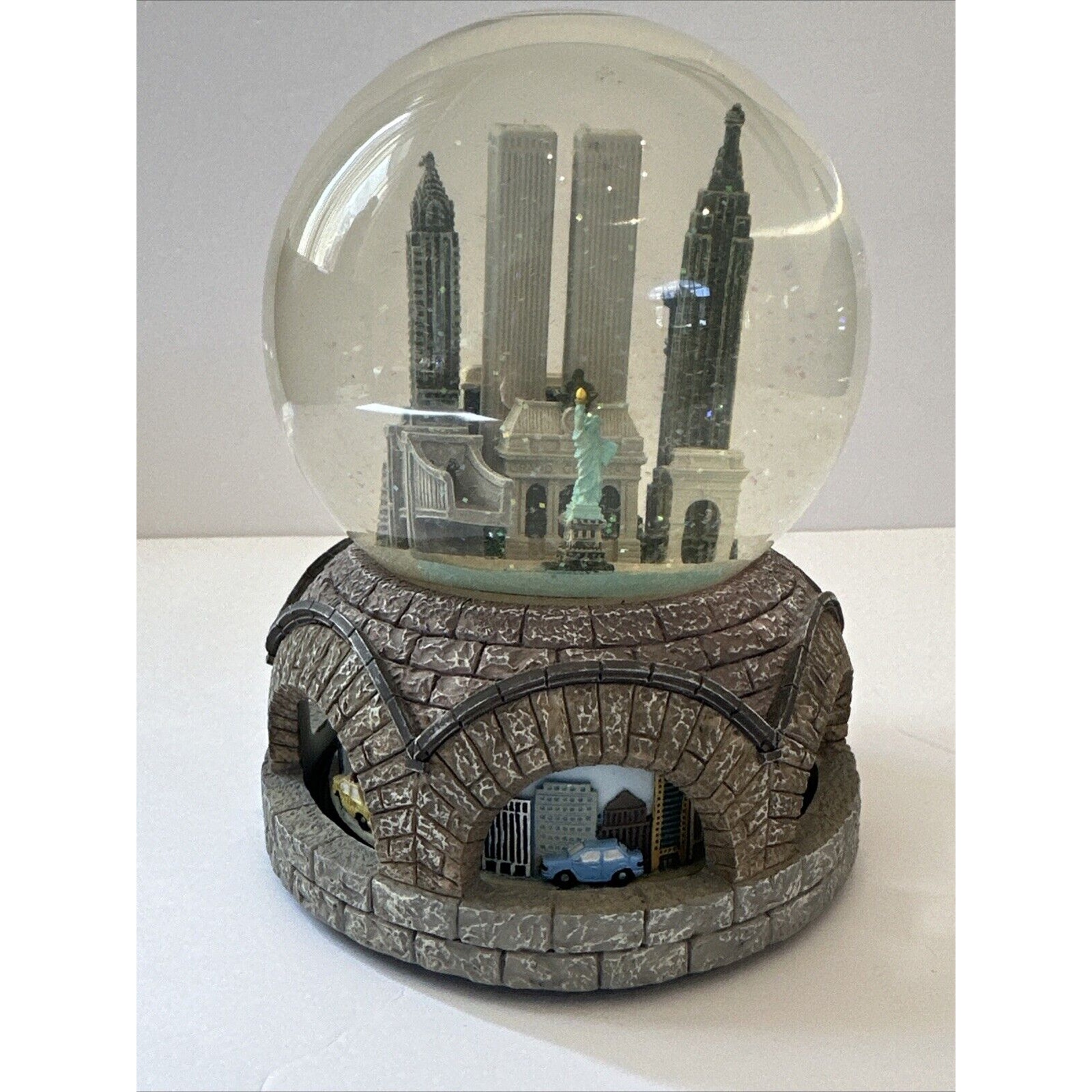 Macy's 2005 Twin Towers Snow Globe Buildings Display Music Spinning cars