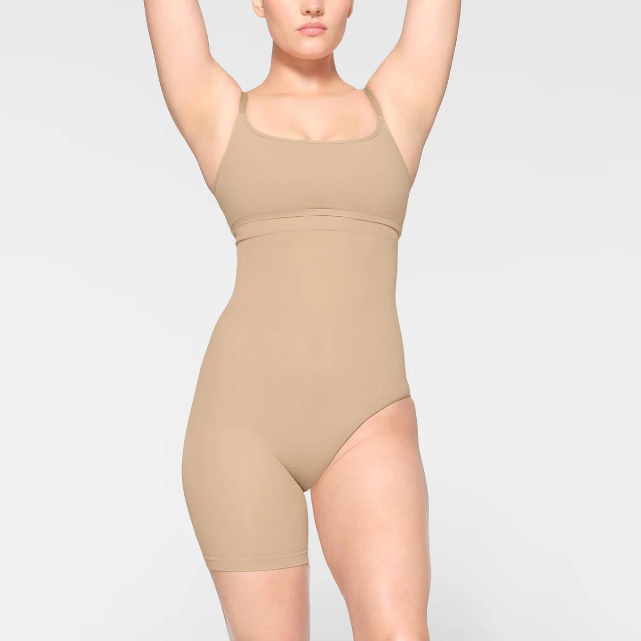 SKIMS SOLUTION SHORT LEFT LEG EXPOSED