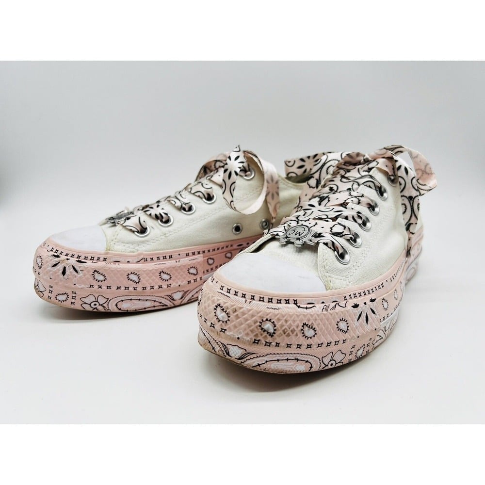 miley cyrus chuck taylor