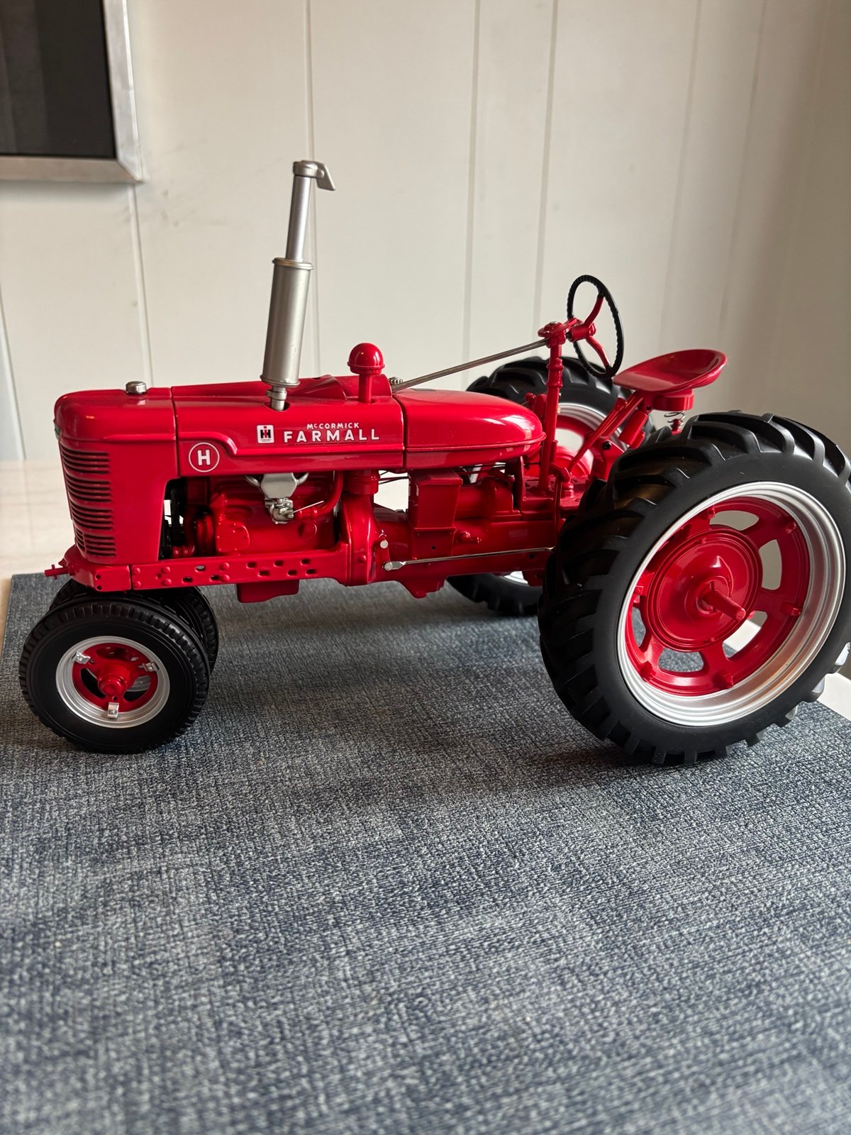 McCormick Farmall tractor 1/16
