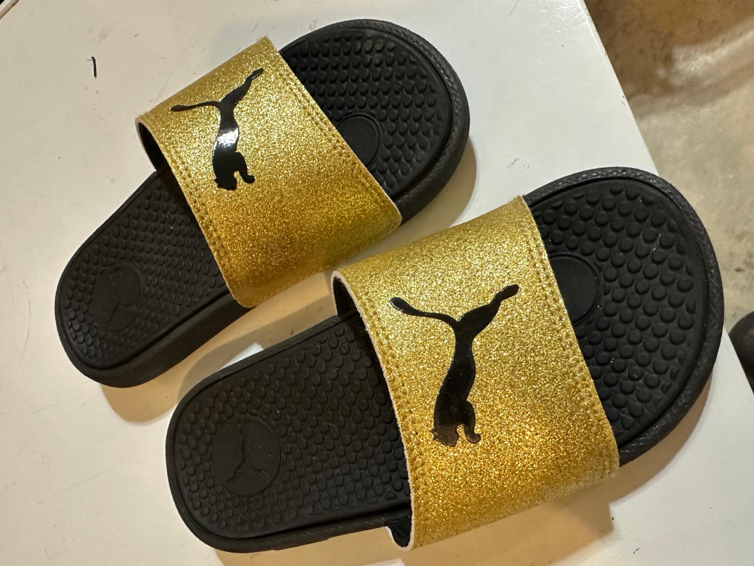 Girls puma flip flops