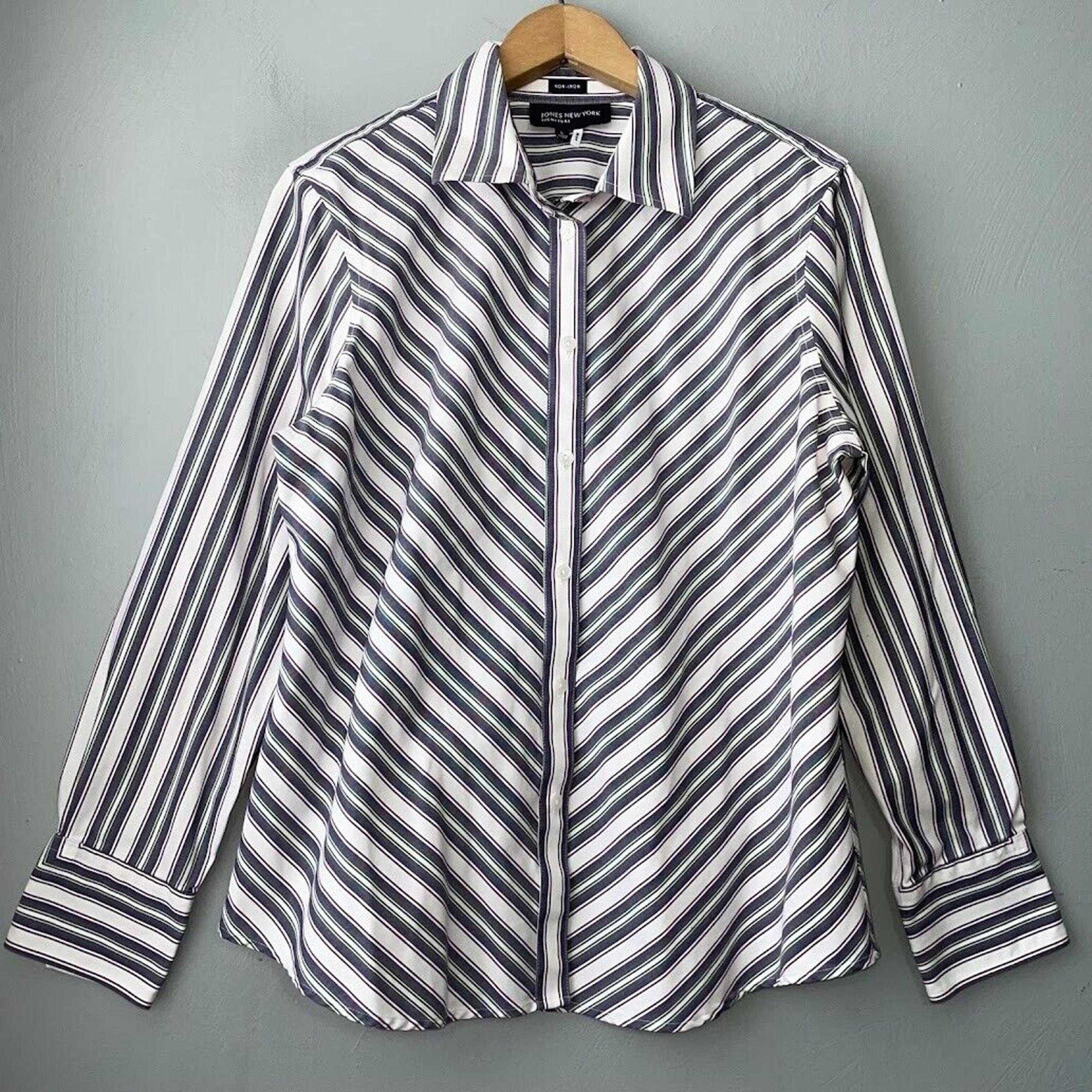 Jones New York Size Large Easy Care Non Iron Oxford Button Up Shirt Career