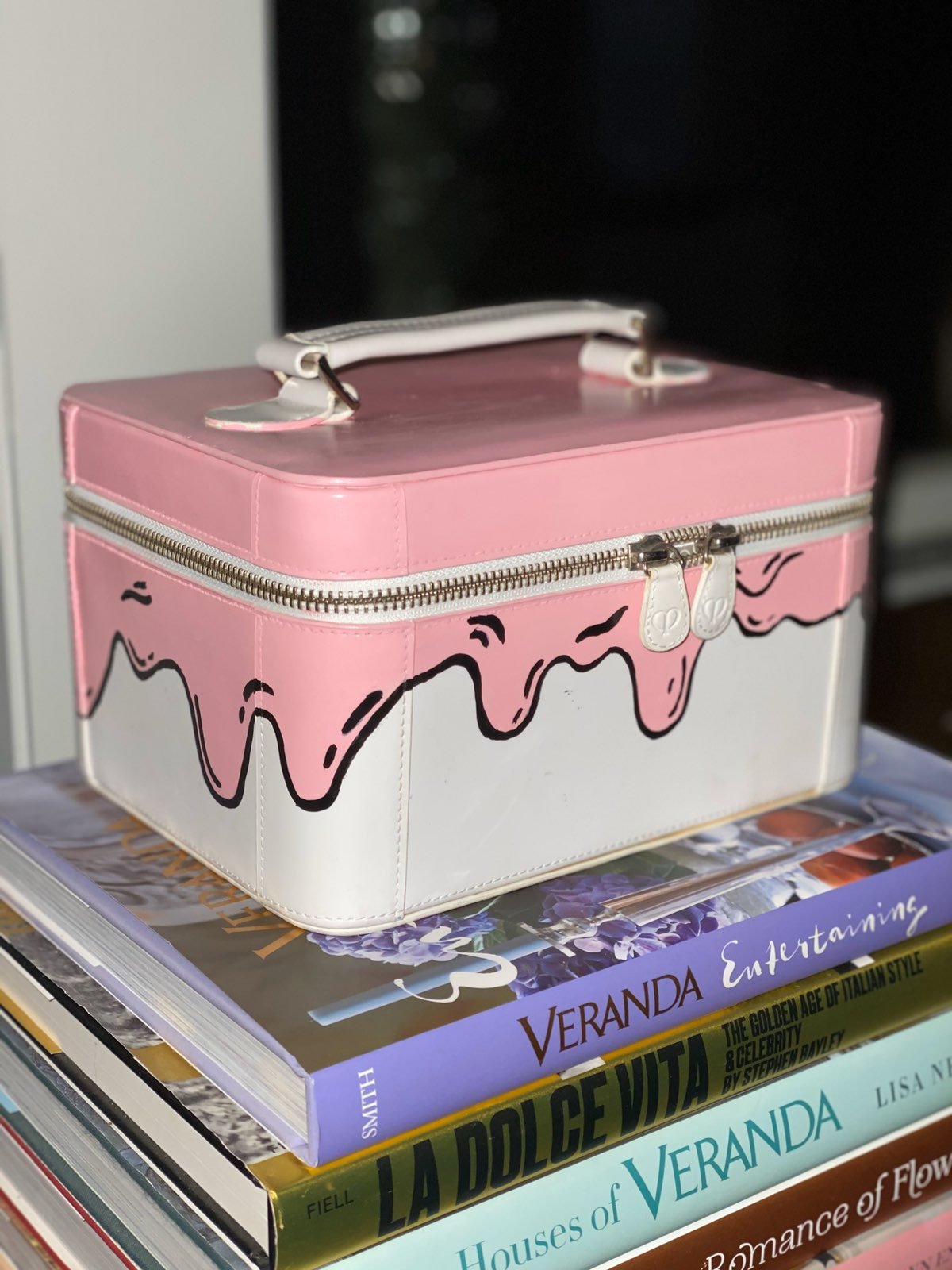 CLE DE PEAU COSMETIC BAG WHITE WITH CUST
