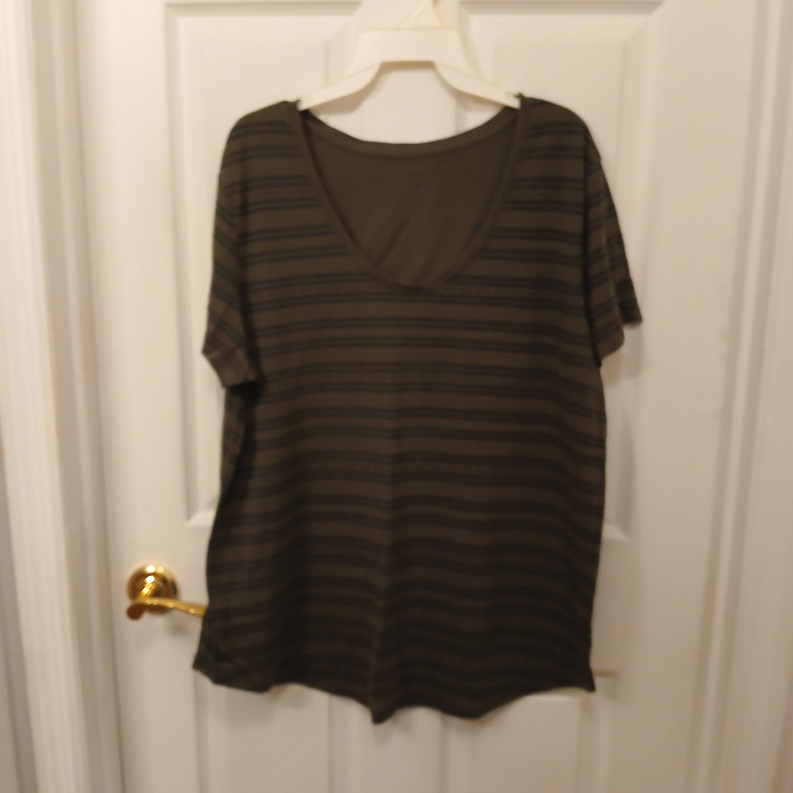 a.n.a. Short Sleeve T-Shirt Tee Top Women's Size XXL Army Green Stripe