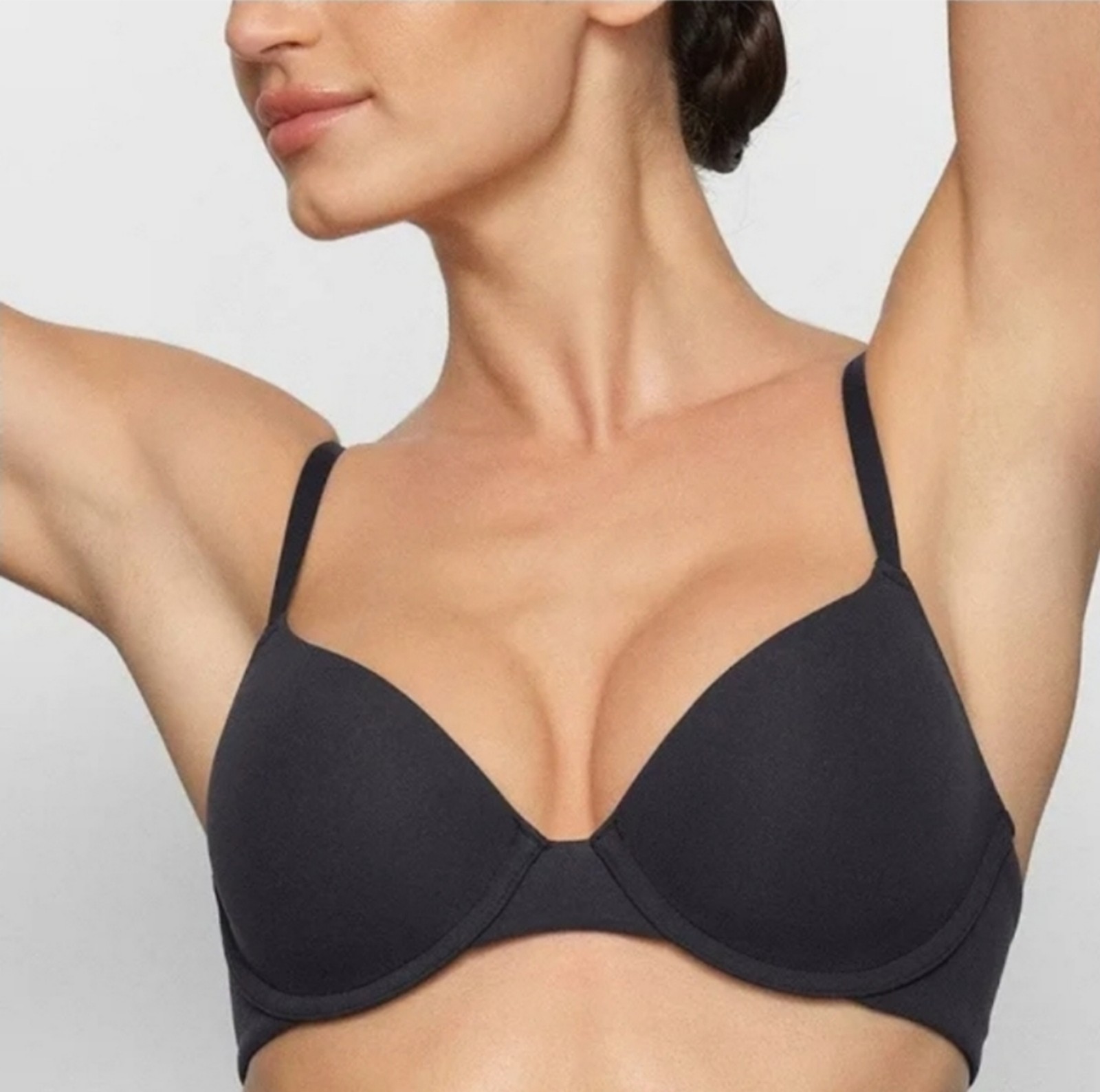 SKIMS 32C T-Shirt Bra in Onyx