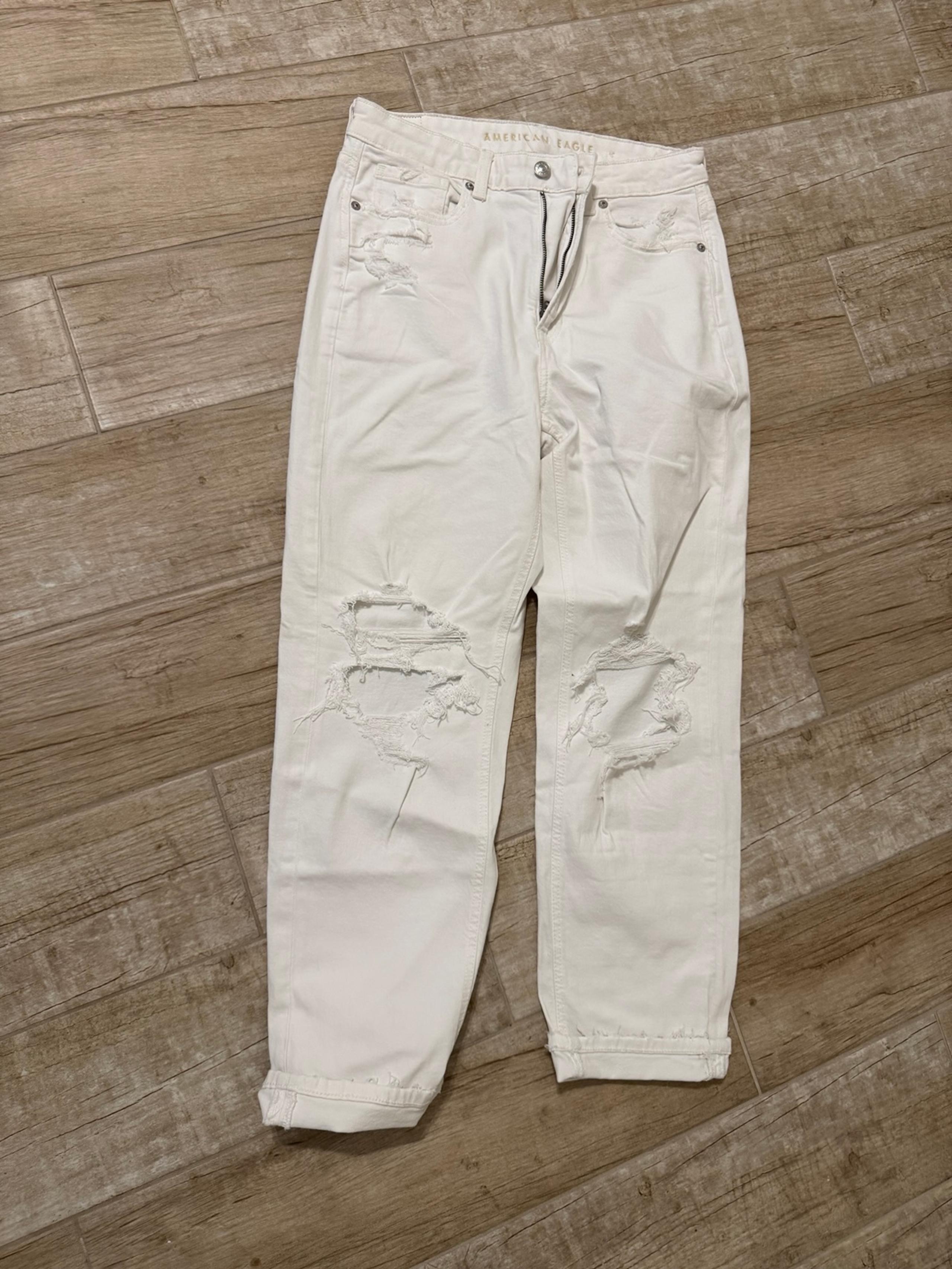 American Eagle White Distressed Jeans NWT