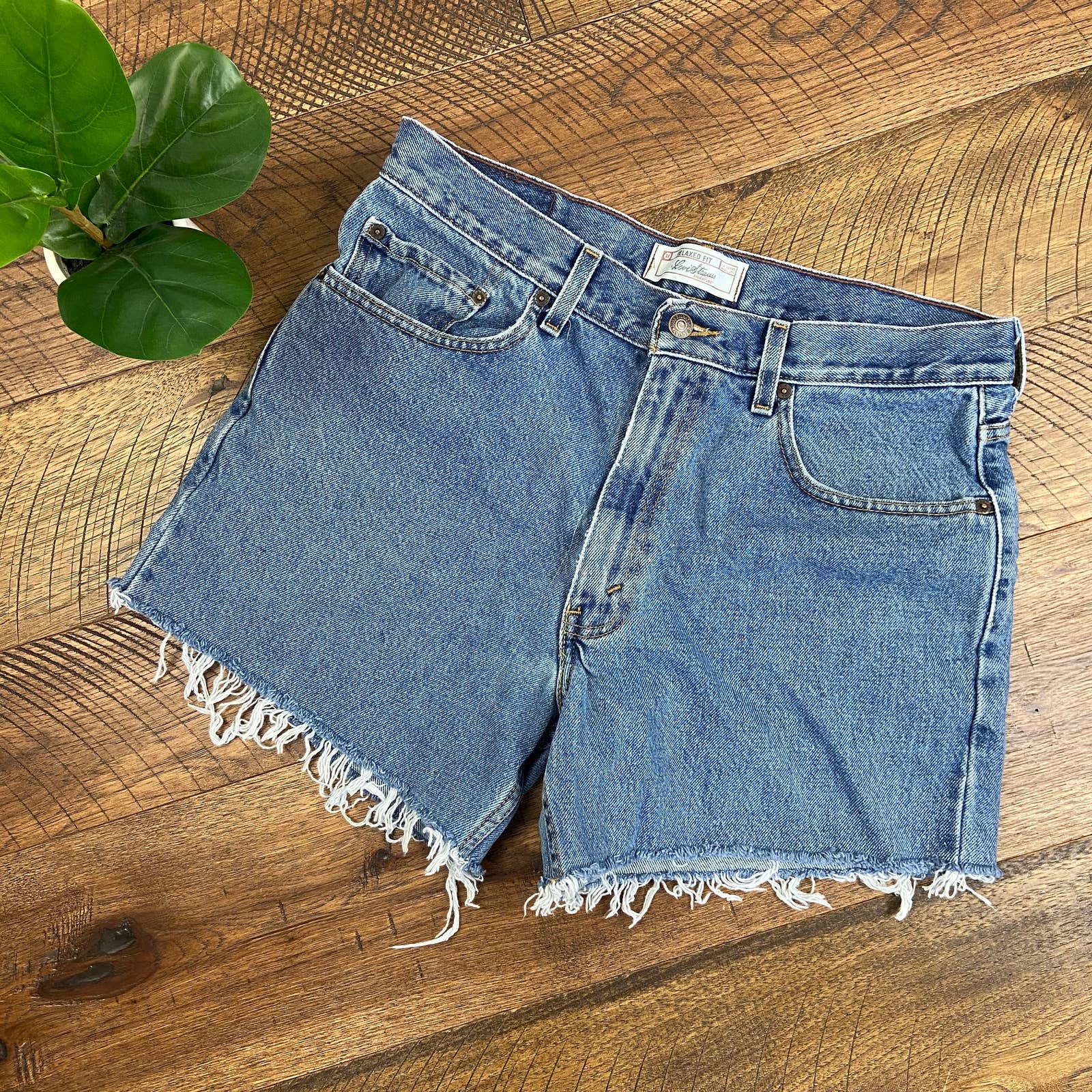 LEVI Relaxed Vintage Cutoff Jean Short