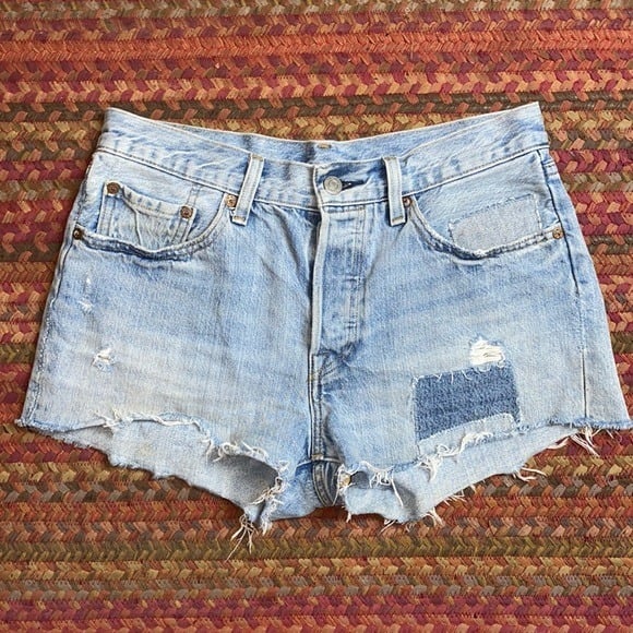 LEVIS 501 LIGHT WASH DISTRESSED DENIM SHORTD
