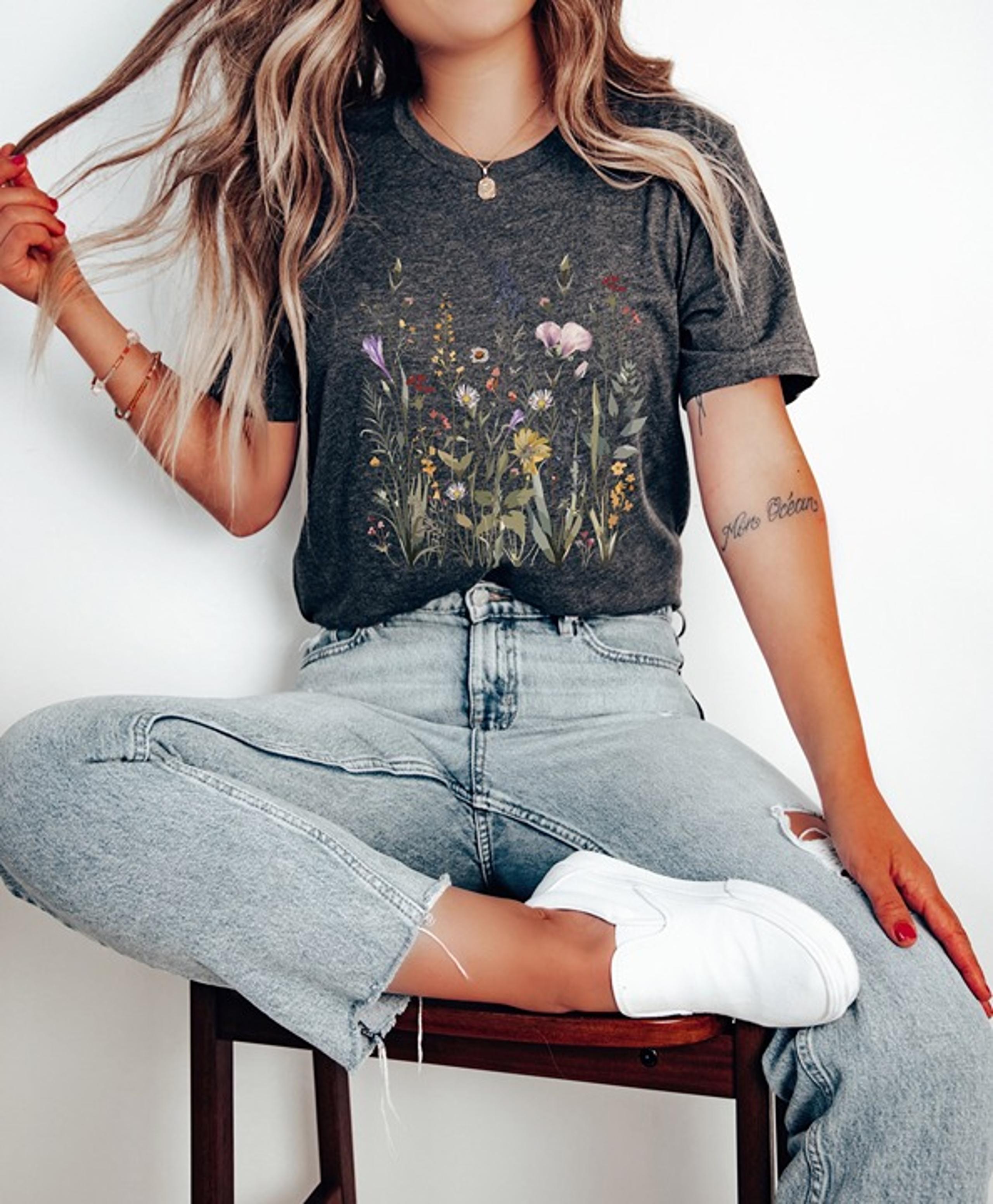 Wild Flowers T-Shirt, Vintage Botanical Tee, Pastel Floral Nature T-Shirt, Garde