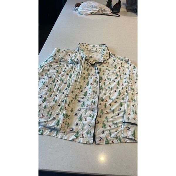Toss designs women’s pajamas size large new without tags. Skiers pines soft.