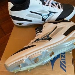 New Mizuno Men's Dominant Mid Baseball Football Shoe cleat size 11.5 (S105)