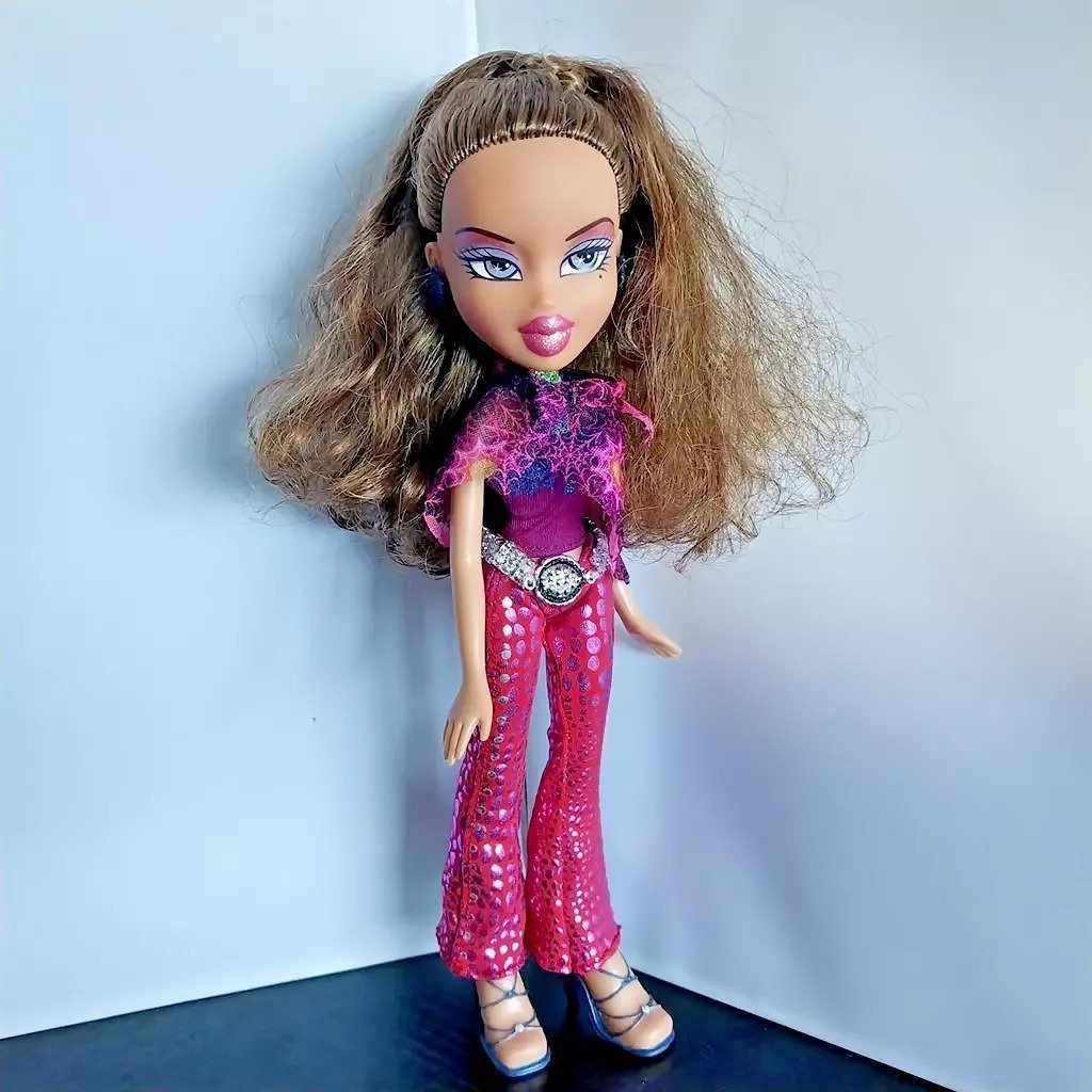 Bratz Yasmin Restyled Fashion Pink Lips with Glitter Cape 10 Marked 2001 MGA