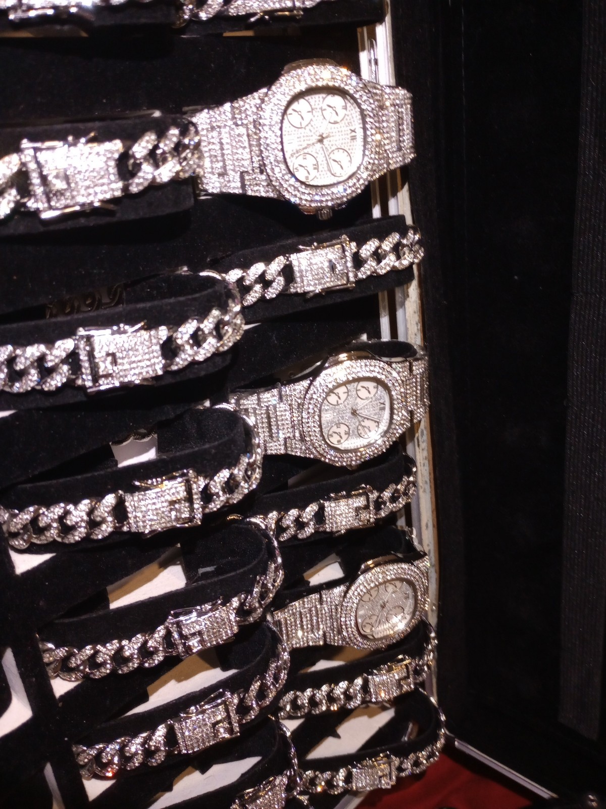 Business Pack: three watches and 13 bracelets (case not included) 90 DAY Warran