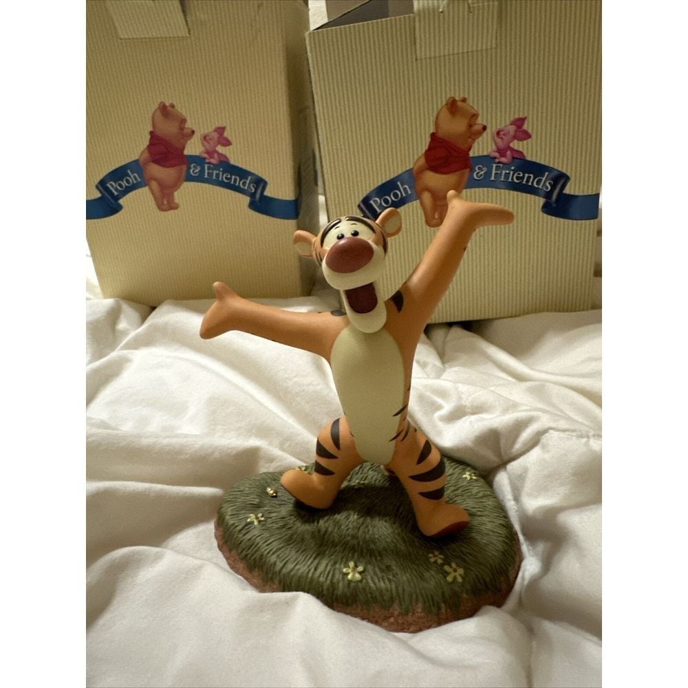 NIB Tigger Disney Pooh and Friends Congratulations to you-hoo-hoo Gold Acorn