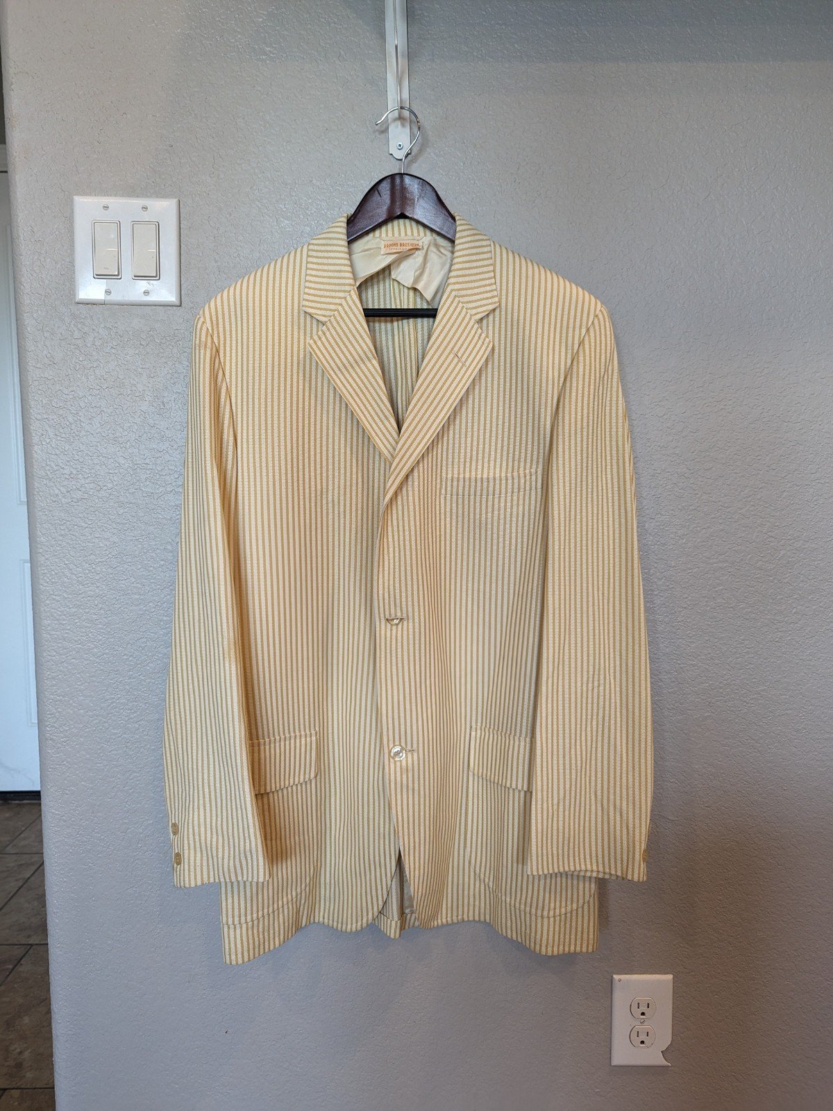 Vintage striped gold and cream spring and summer Brooks Brothers sport coat 44s